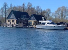 Ausflugsrestaurant & Pension Aalbude & Hausfloßvermietung 15 PS am Kummerower See-Verchen，位于Dargun的酒店
