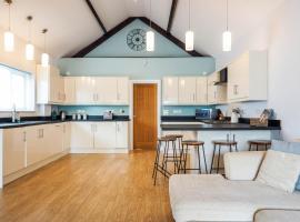 The Beach House - Fully refurbed March 2024，位于Oystermouth的酒店