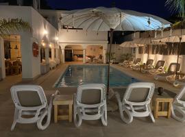 Casa Holandaluzas Marbella near Beach, with salt water Pool and private parking，位于马贝拉马贝拉高尔夫乡村俱乐部附近的酒店