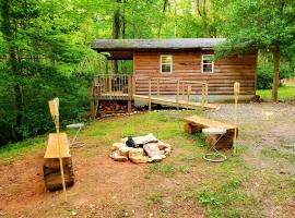 Lil' Log at Hearthstone Cabins and Camping - Pet Friendly，位于海伦的别墅