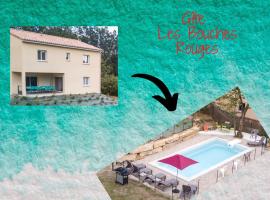 Gite LES BOUCHES ROUGES avec piscine privée，位于Vesseaux的度假屋
