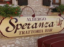 Albergo Speranza Spiazzi di Monte Baldo，位于Spiazzi Di Caprino的酒店