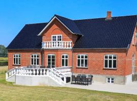 12 person holiday home in Nyborg，位于尼堡的带停车场的酒店