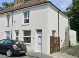 Bassett House with 3 bedrooms, fast Wi-Fi and off road parking