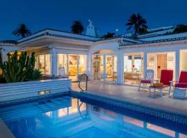 Relaxing villa with heated pool and luxurious views