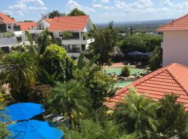 Haven on Noosa Hill - sunset views, pools, spa，位于努萨角的带按摩浴缸的酒店