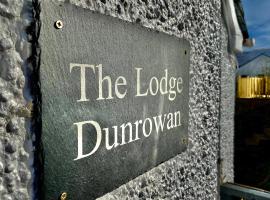 The Lodge Dunrowan，位于洛哈尔什教区凯尔高地洛哈尔什海峡火车站附近的酒店