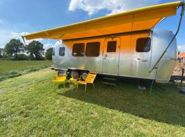 Amerikaanse Airstream voor 2 personen，位于Reutum的酒店