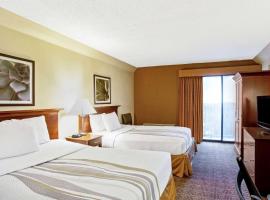 斯坦福拉昆塔套房及酒店，位于斯坦福德的酒店