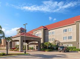 La Quinta Inn & Suites by Wyndham Mercedes Outlet Mall，位于梅赛德斯的酒店