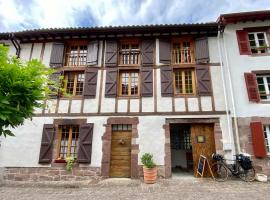 Gite de la Porte Saint Jacques: a hostel for pilgrims，位于圣让皮耶德波尔的住宿