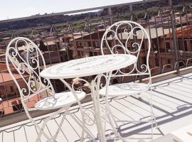 L'attico b&b，位于奇尔奥马里纳的酒店