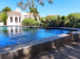 Villa Dos Calas - Bonita Villa de estilo rustico y piscina de agua salada，位于拉梅特拉·德·玛尔的酒店