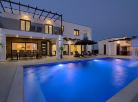 New luxury Villa with extra heated pool with hydromassage, biliard near town center，位于普拉机场 - PUY附近的酒店