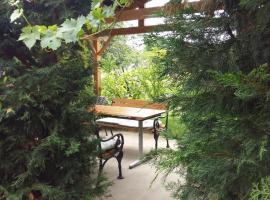 Kamilla Vendégház，位于Ács的酒店