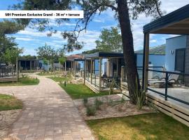 Victoria Mobilehome in Padova Premium Camping Resort，位于班约勒的海滩酒店