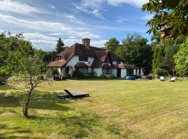 Chichester Retreat with Large Private Mature Garden，位于奇切斯特的酒店