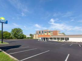 Days Inn & Suites by Wyndham Grand Rapids Near Downtown，位于大急流城的酒店