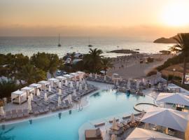 Insotel Tarida Beach Resort & SPA，位于卡拉塔瑞达的带按摩浴缸的酒店