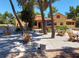 Kandarola Resort，位于拉布的带泳池的酒店