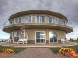 Around the Sea - Cana da's Rotating House, Suites & Tours，位于北拉斯蒂科的海滩短租房
