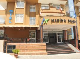 马丽娜公寓酒店，位于马尔马里斯的公寓式酒店