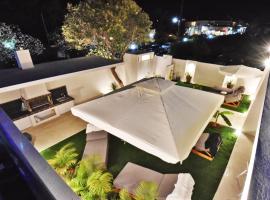 4 Elements Seaside Luxury Suites by RentalsPro Nea Moudania Halkidiki，位于尼亚·蒙达尼亚的酒店