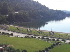 PORTO AZZURO SITHONIA GREECE，位于新马尔马拉斯的酒店