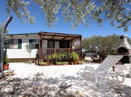 Olive garden Trogir - mobil home，位于特罗吉尔的豪华帐篷营地