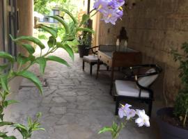 Un jardin en ville，位于萨尔拉拉卡内达的住宿加早餐旅馆