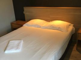 Hôtel le Bretagne et Restaurant Le Papillon，位于Gorron的酒店