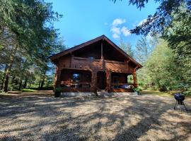 Forest Lodge Log Cabin - Ireland，位于百利科内尔的酒店