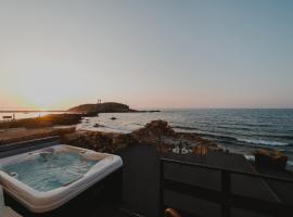 Portara Seaside Luxury Suites，位于纳克索乔拉的带按摩浴缸的酒店