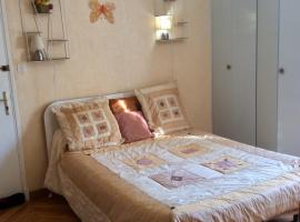 CHAMBRE INDEPENDANTE + SANITAIRE près centre ville，位于Rignac - Aveyron的酒店