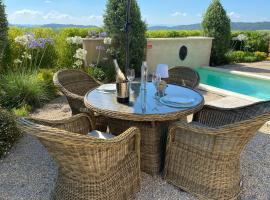 Le Mazet d'Emilia avec jardin et piscine privés，位于屈屈龙的度假屋