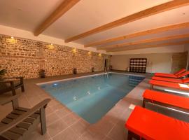 Hôtel-Spa-Piscine Le Petit Castel Beuzeville-Honfleur，位于伯泽维尔的酒店