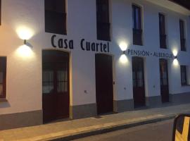 Albergue Casa Cuartel，位于阿丰萨格拉达的带停车场的酒店