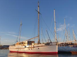 Historic Wooden Ship 'MFV119'，位于东考斯的船屋