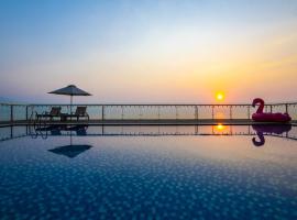 Serene Beach Hotel Danang，位于岘港的酒店