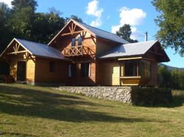 Cabañas Los Canelos Pucon, Hermosa Granja de 20 hectaréas a orillas del Río Liucura，位于普孔的度假屋