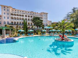 克瓦内尔宫酒店，位于茨里克韦尼察的带泳池的酒店