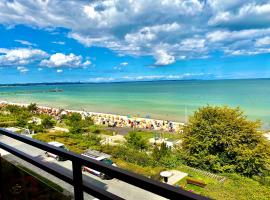 Studio mit Panorama-Meerblick und direkter Strandlage in Scharbeutz，位于沙博伊茨吕贝克湾附近的酒店