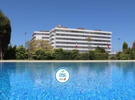 库里亚俱乐部酒店，位于库里亚的带泳池的酒店