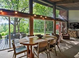 Family-Friendly Glen Home with White Mountain Views!，位于格伦的酒店