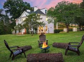 Colonial Manor