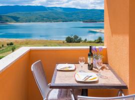 Rooms and Apartments Budiša，位于Vrlika的酒店