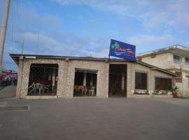 Hostal La Cabaña Típica，位于普拉亚斯的酒店