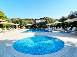 阿索斯公园酒店，位于贝拉姆卡尔的带泳池的酒店