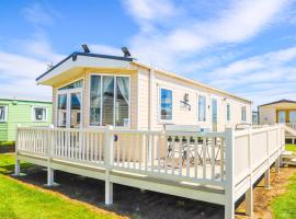 Big Skies Platinum Plus Holiday Home with Wifi, Netflix, Dishwasher, Decking，位于坎伯利康贝海滩附近的酒店