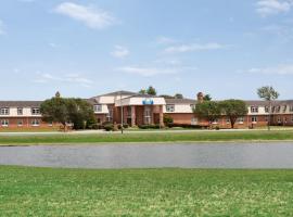 Days Inn and Suites by Wyndham Sikeston，位于塞克斯顿的酒店